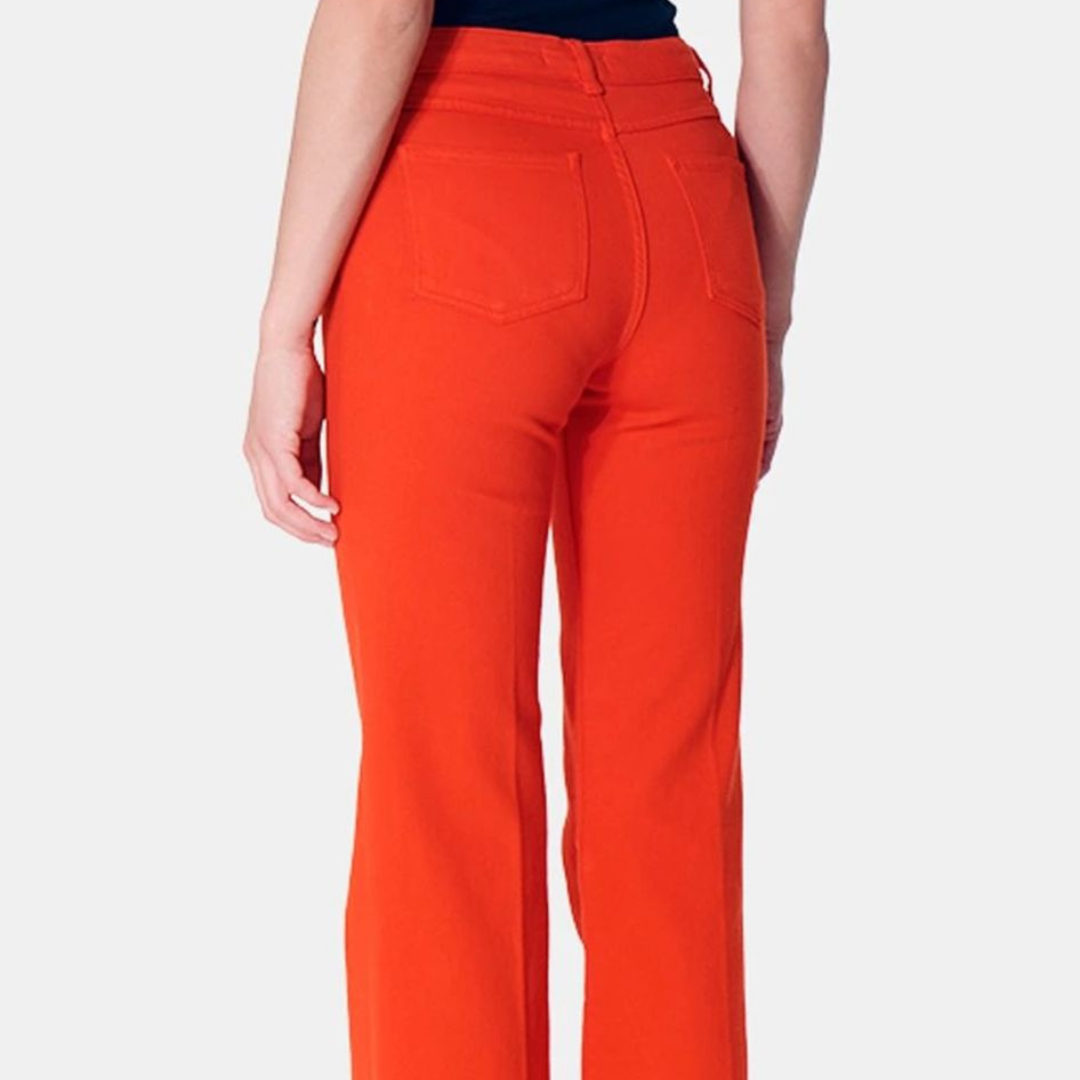 Calças de ganga laranja femininas vistas de trás