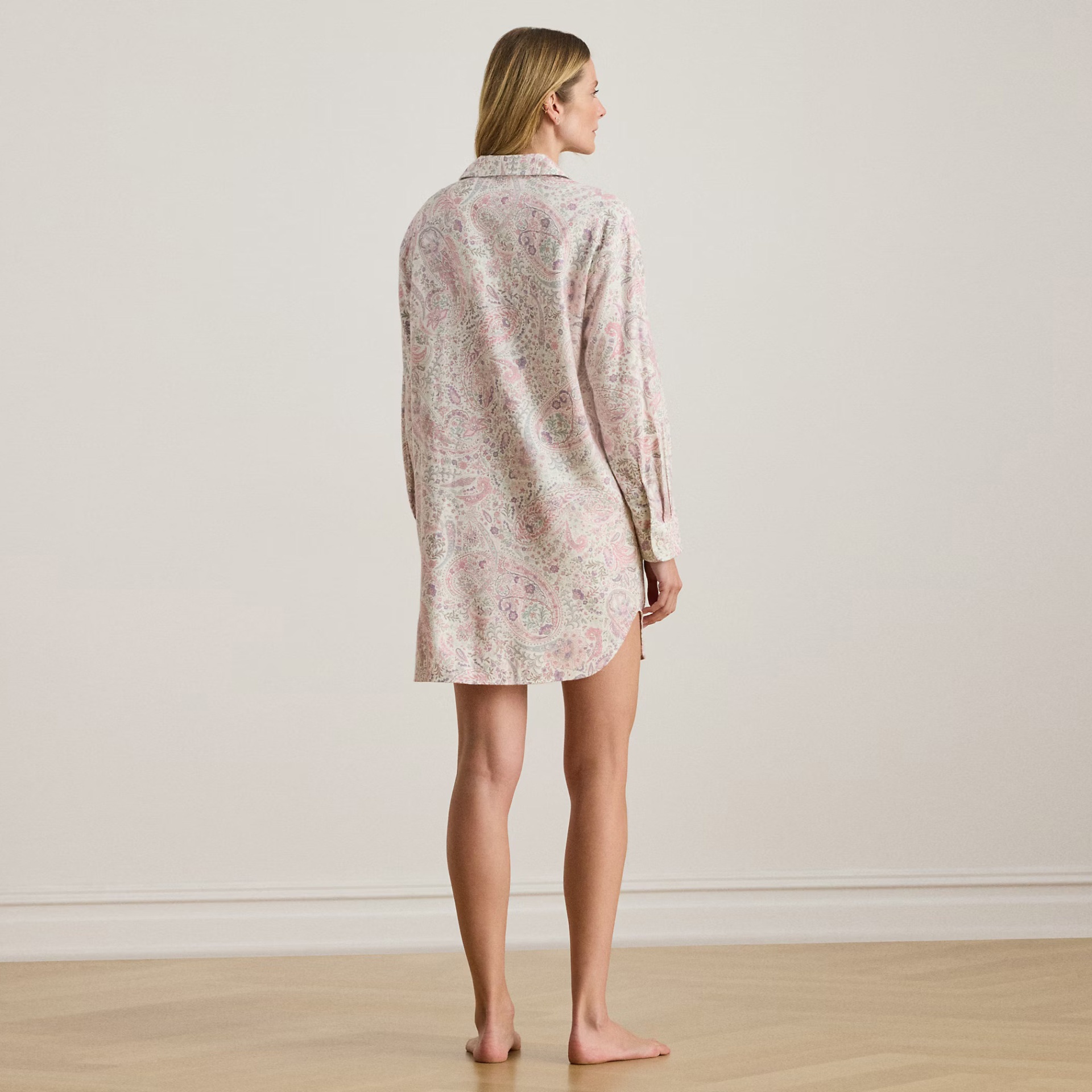 Vestido curto de manga comprida com padrão floral e paisley tons pastel vista traseira