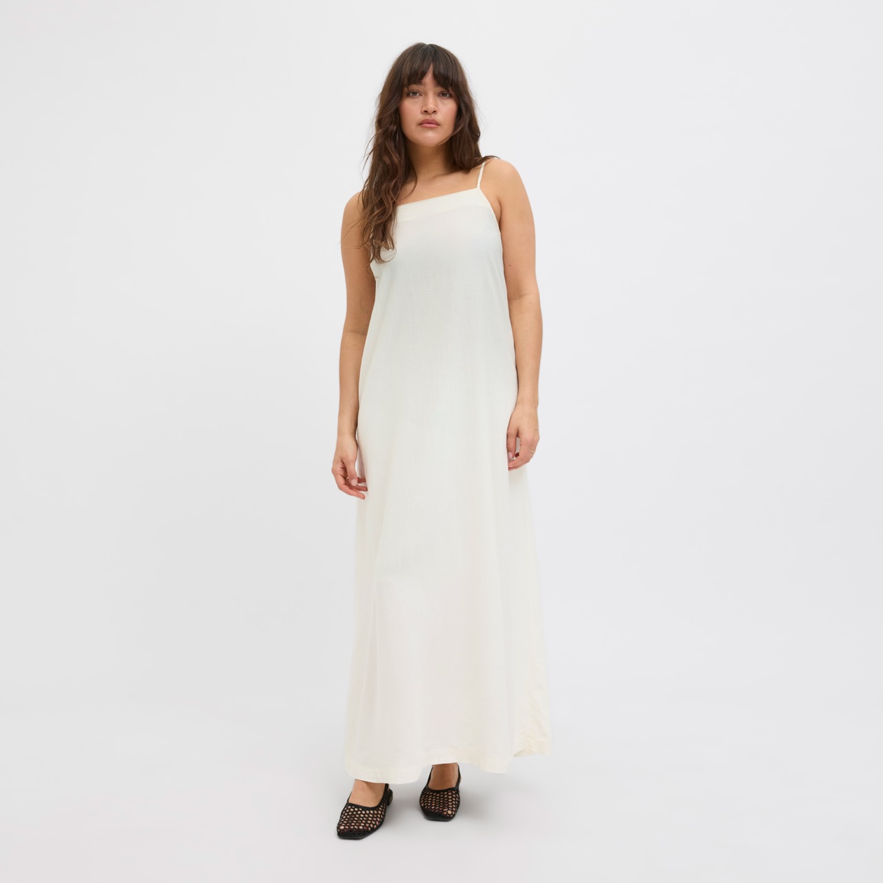 Vestido comprido branco de alças finas com sapatos pretos