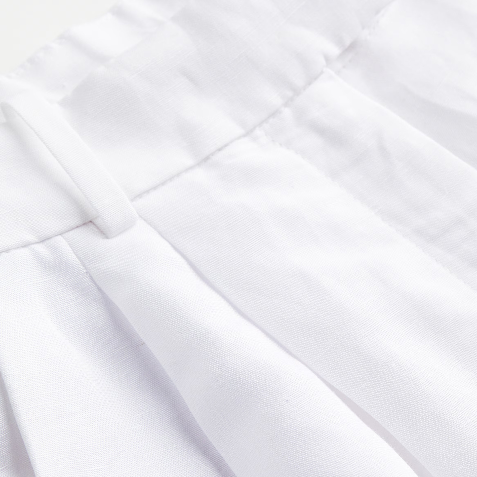 Roupa branca com cinto e textura de algodão.