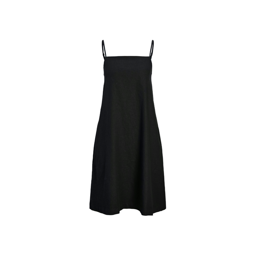Vestido feminino preto com alças finas num fundo branco