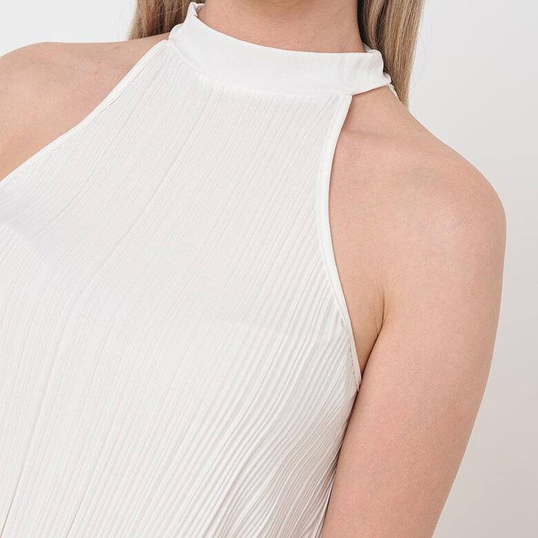 Roupa branca com gola alta e ombros descobertos