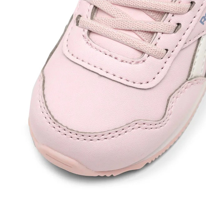 Ténis cor-de-rosa com cadarços e costuras detalhadas