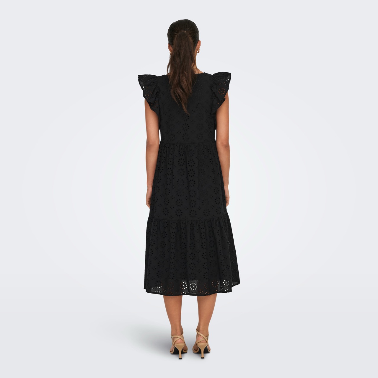 Vestido midi preto em renda visto de costas