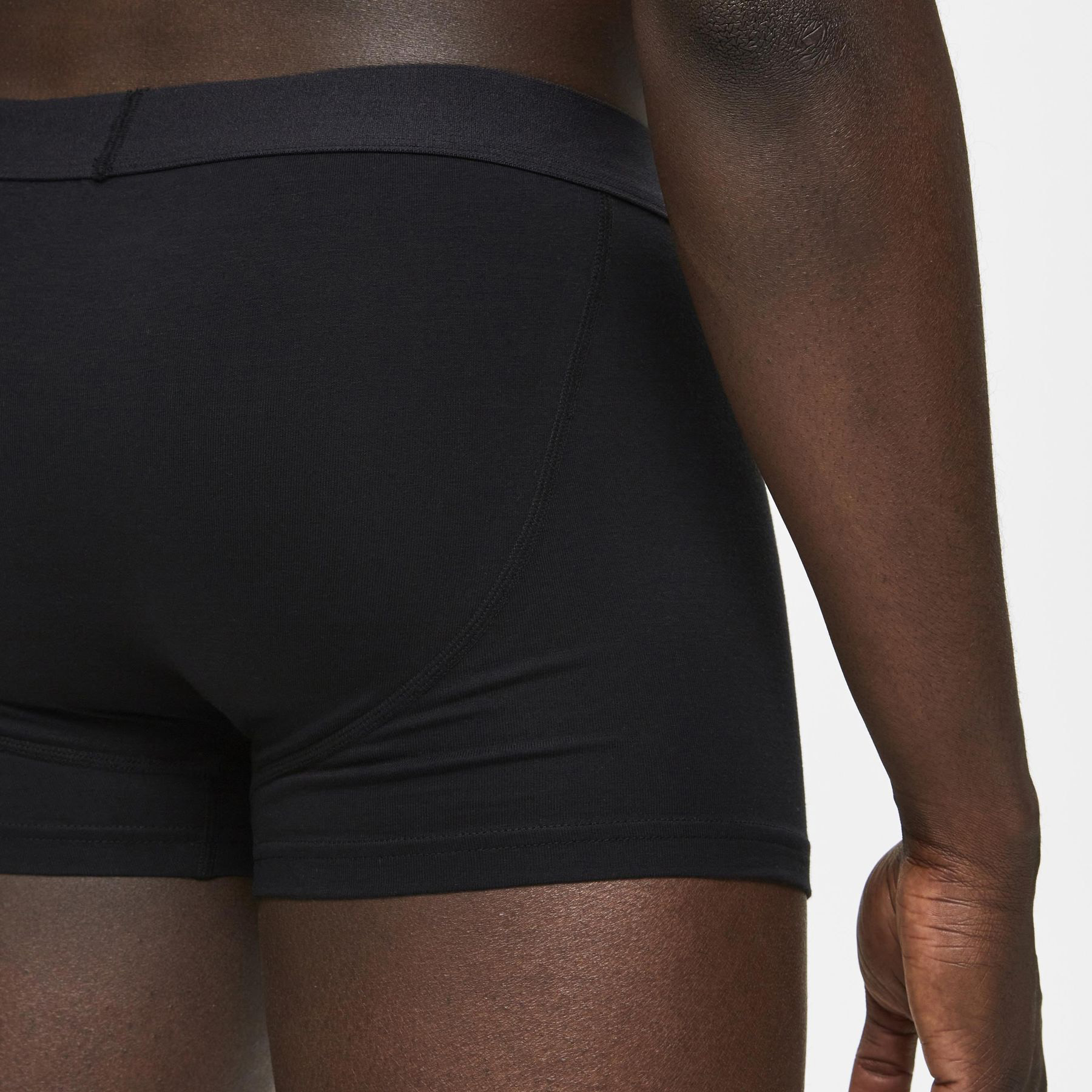 Homem a usar boxer preto elástico visto de costas