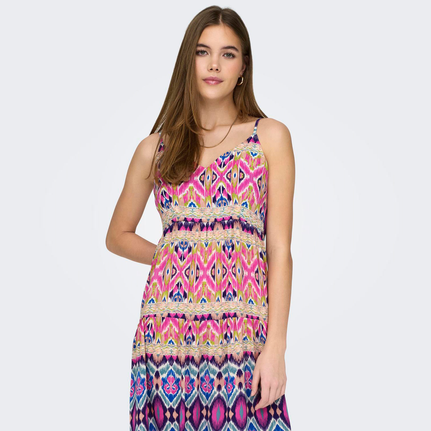 Vestido comprido colorido com padrão geométrico e alças finas.