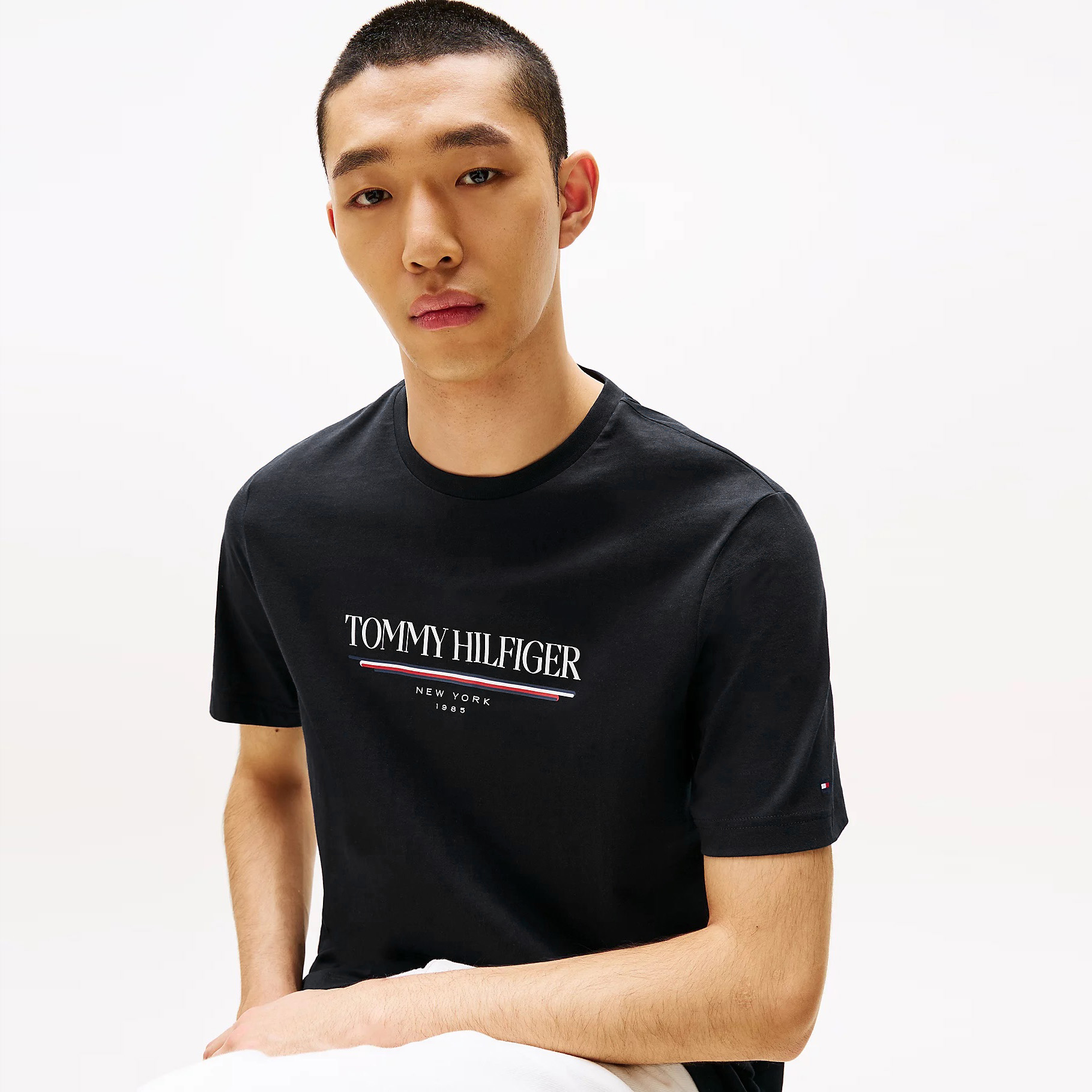 T-shirt preta com estampa TOMMY HILFIGER em branco, vermelho e azul