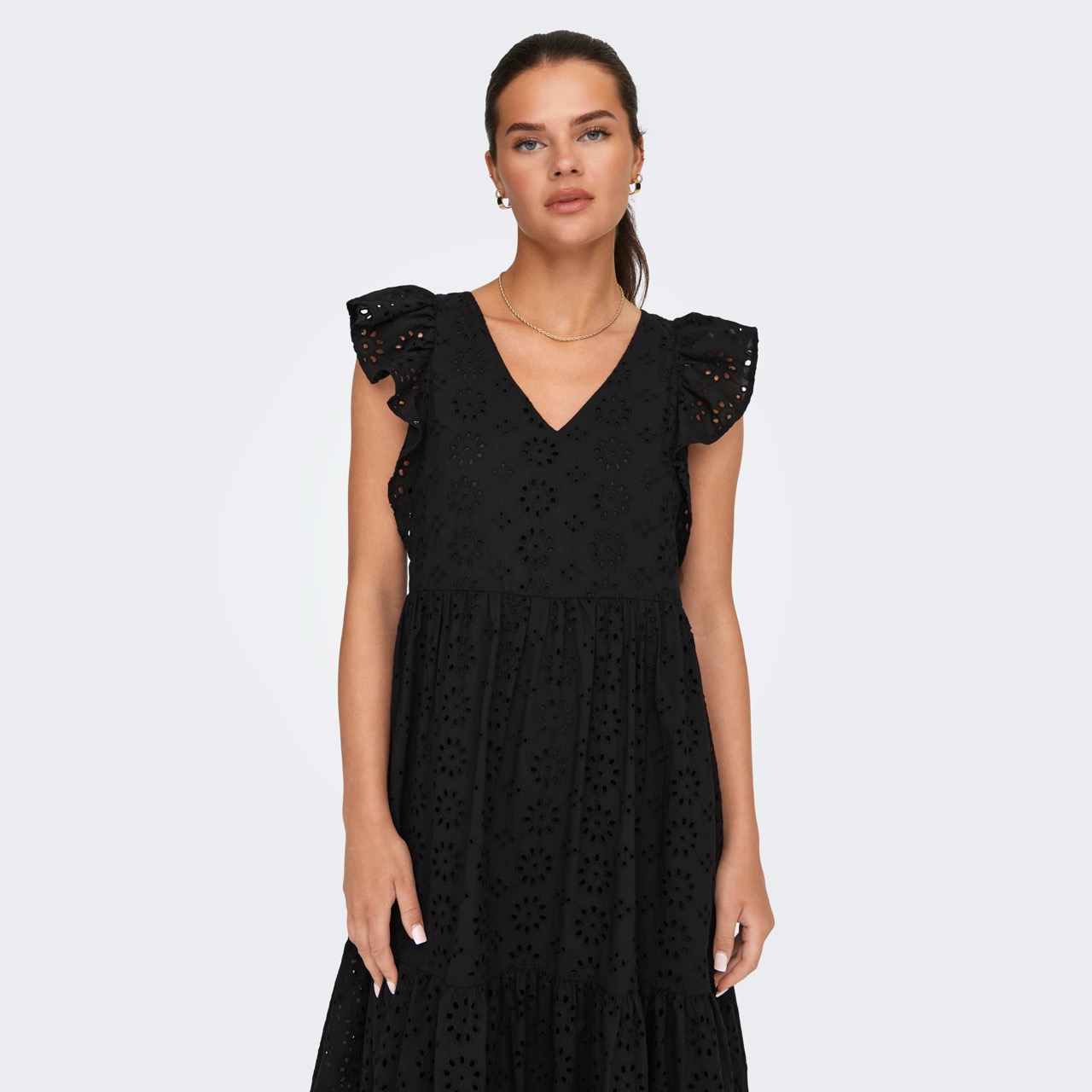 Vestido preto de mulher com padrão floral e decote em V