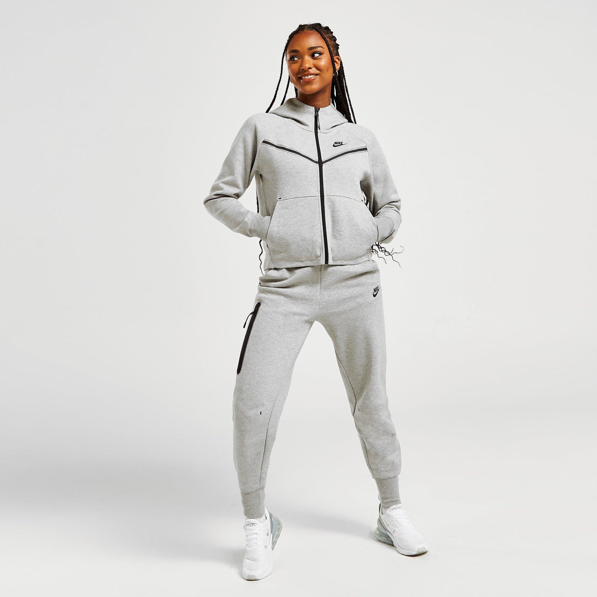 Conjunto desportivo cinzento com capuz, calças e ténis brancos