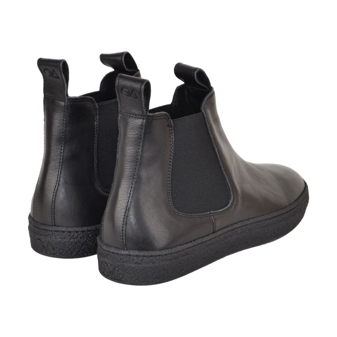 Botas pretas em pele com elásticos laterais e sola preta