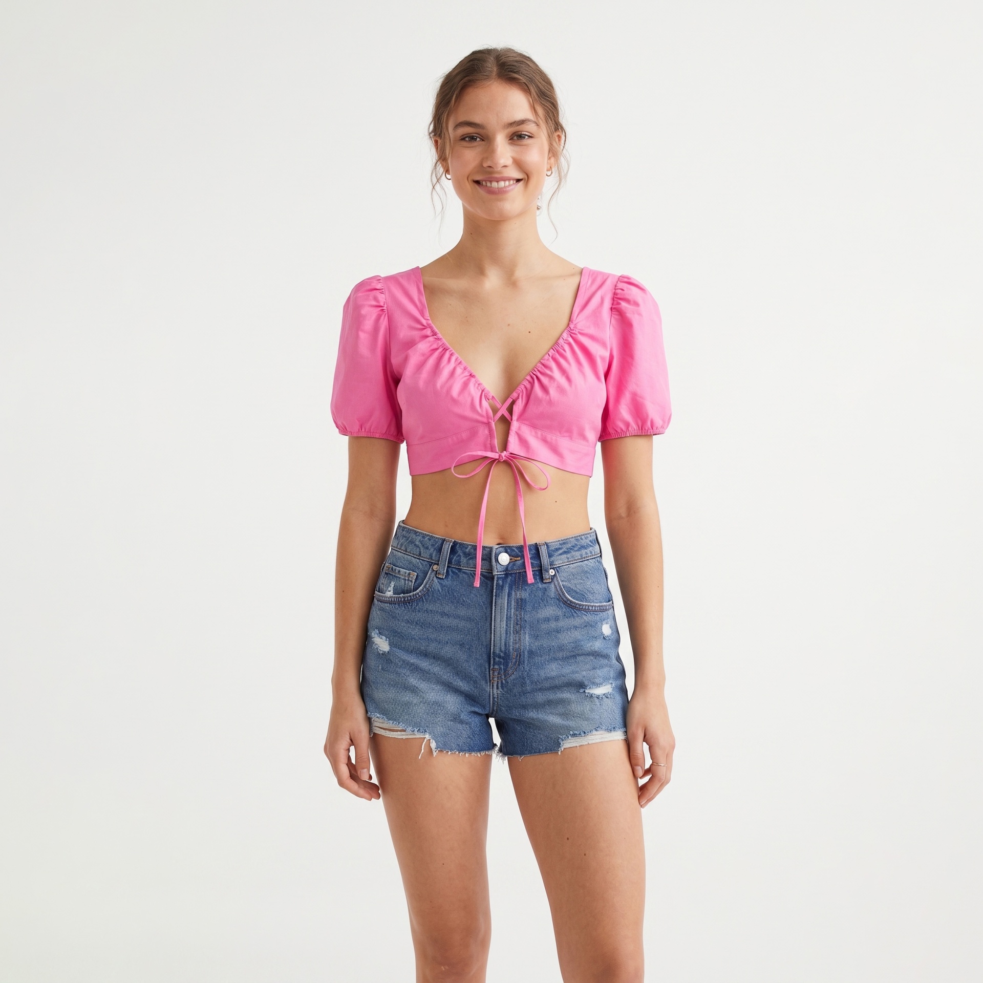 Top feminino rosa com mangas curtas e calções de ganga azul