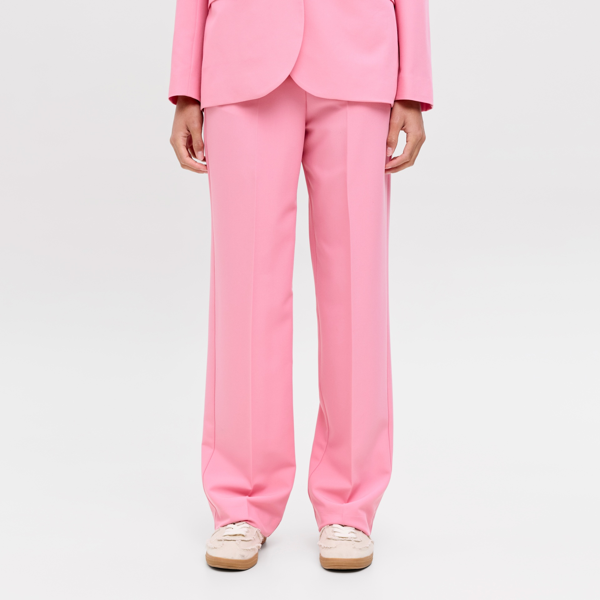 Calças cor-de-rosa com corte reto e vincos frontais