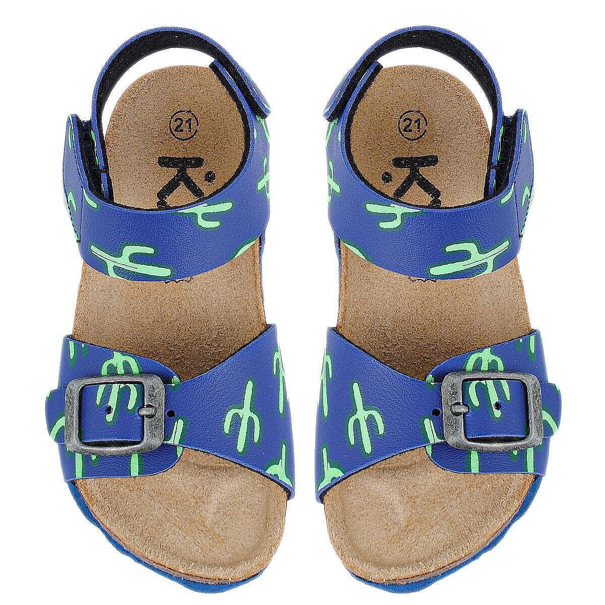 Sandálias infantis azuis com estampado de cactos verdes e fivela metálica