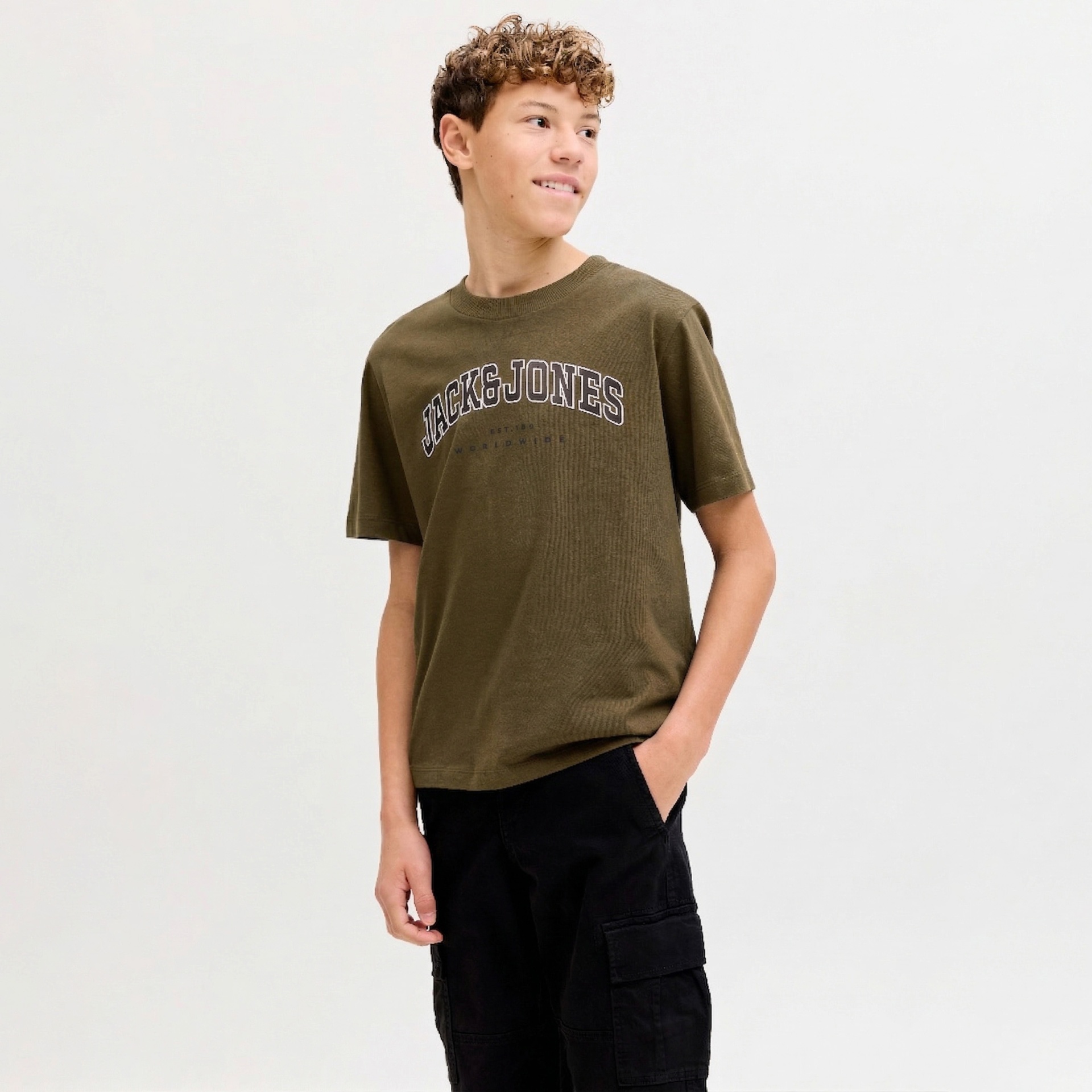 T-shirt verde oliva com texto JACK & JONES usada por jovem com calças pretas