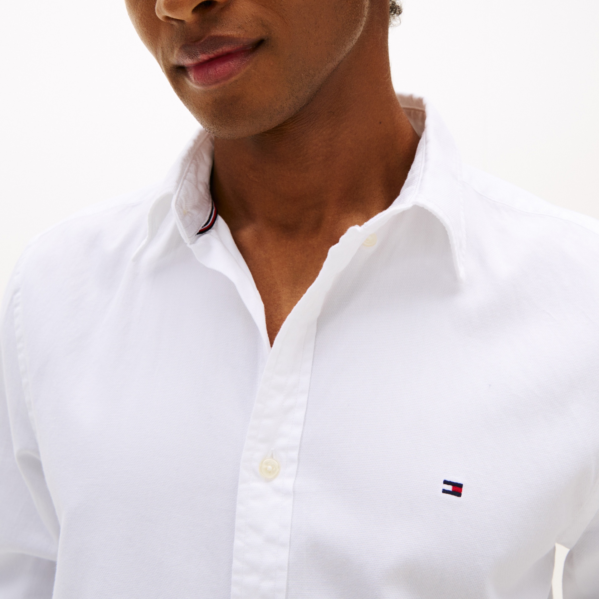 Camisa branca de algodão com logótipo bordado no peito e gola aberta