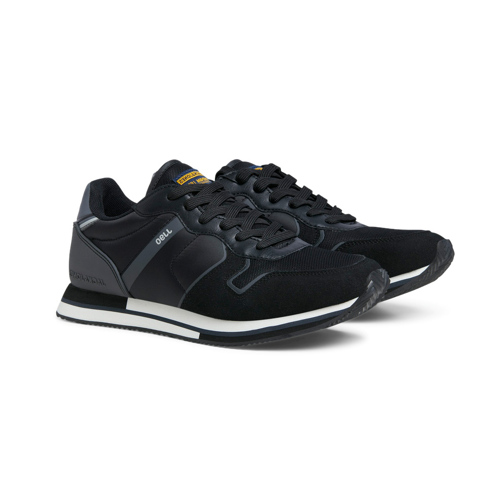 Par de ténis pretos com sola branca e fecho de atacadores