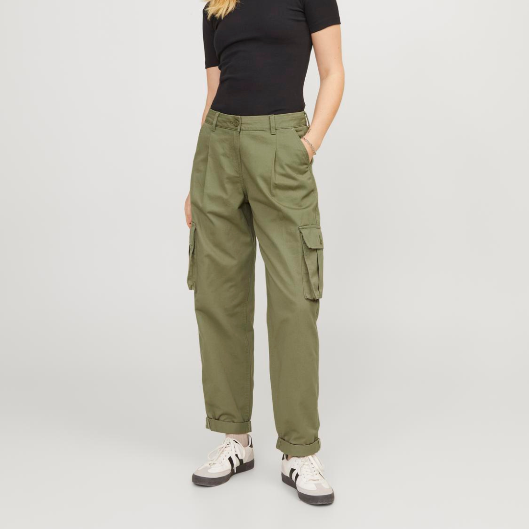 Calças cargo verdes com bolsos laterais e t-shirt preta em fundo branco