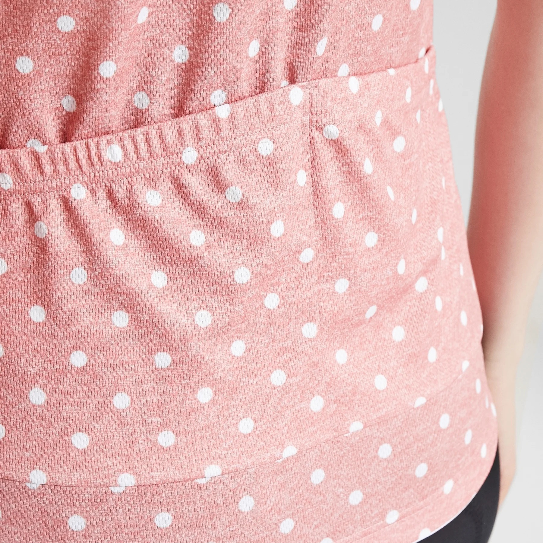 Roupa cor-de-rosa com bolinhas brancas e bolso