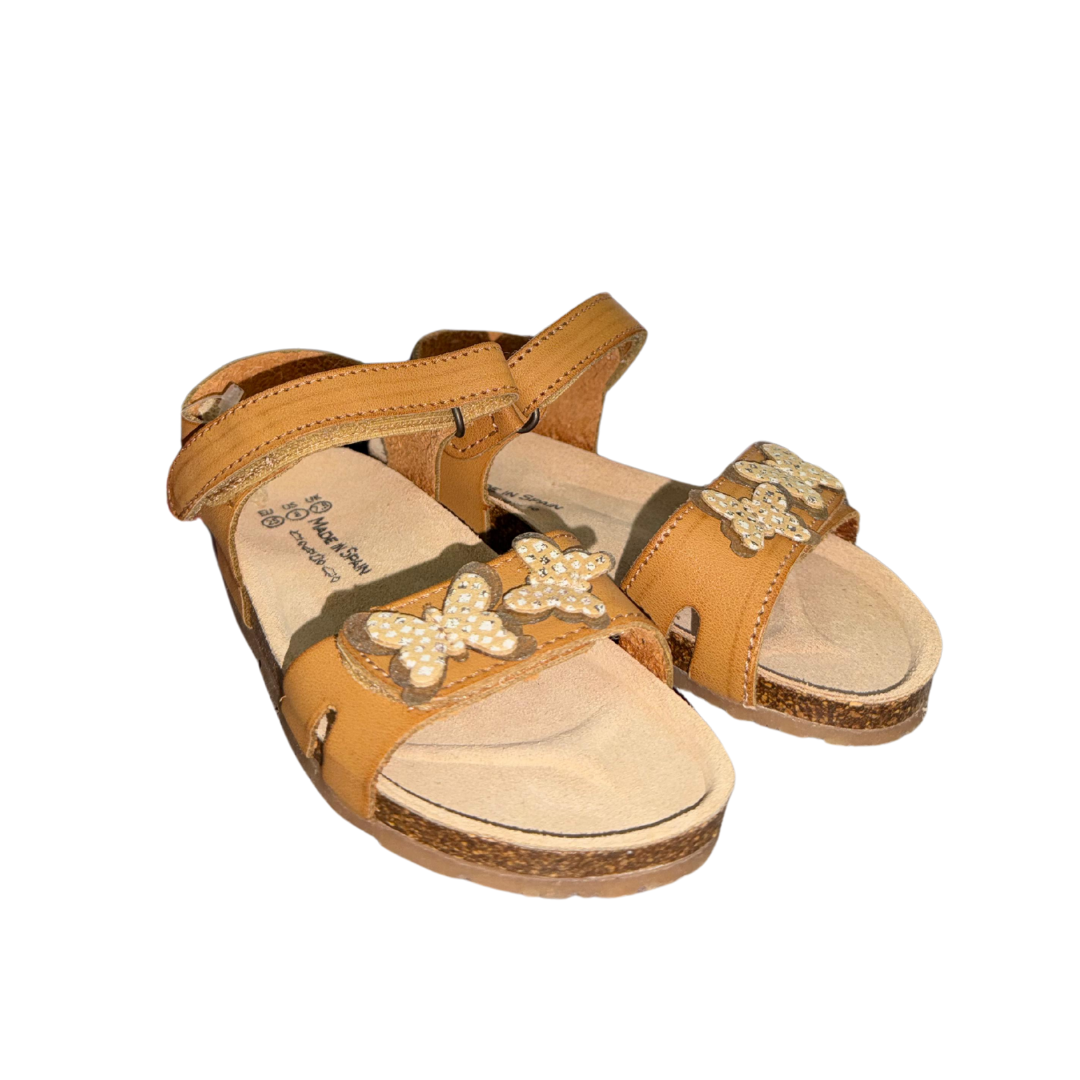 Sandálias castanhas de pele com decoração de borboletas