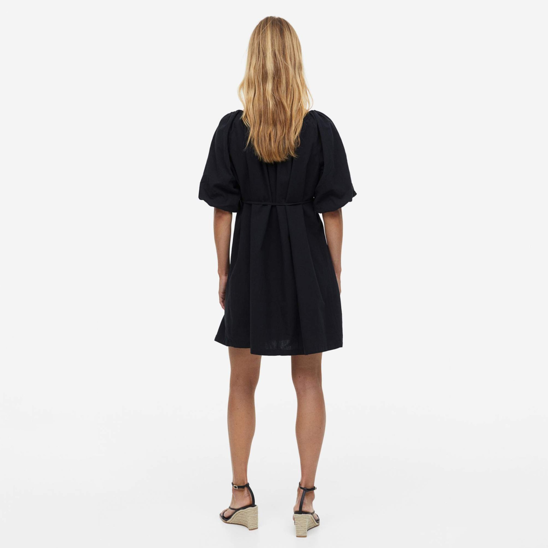 Vista de costas de vestido preto com mangas bufantes