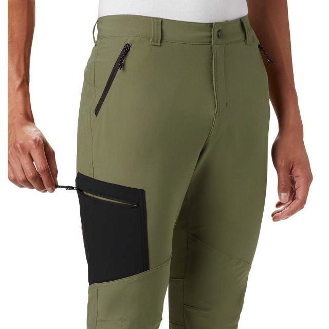 Calças verdes com bolsos pretos e fechos