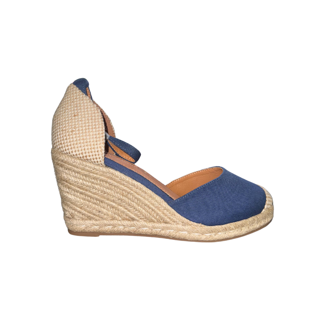 Sapatilha de cunha azul e bege com sola de ráfia