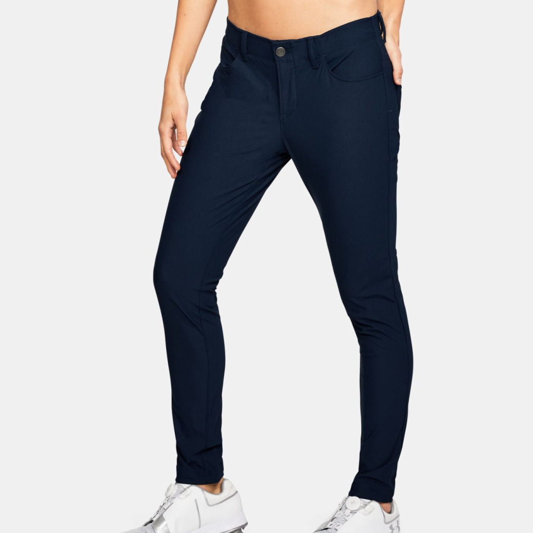 Calças justas azul escuro com bolso e botão metálico em fundo branco