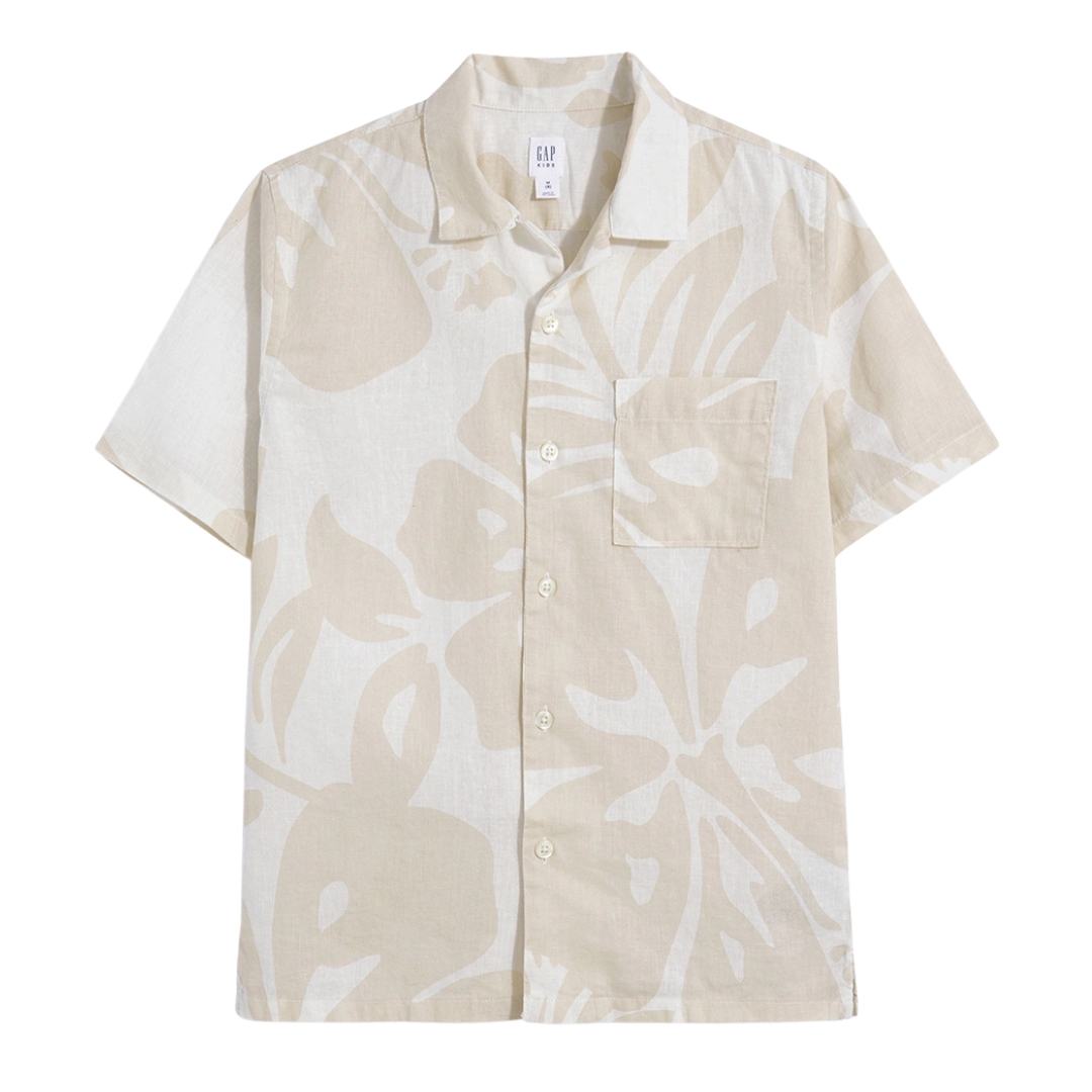 Camisa manga curta bege e branco com padrão floral e bolso no peito