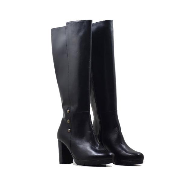 botas altas pretas de couro com salto alto e rebites dourados