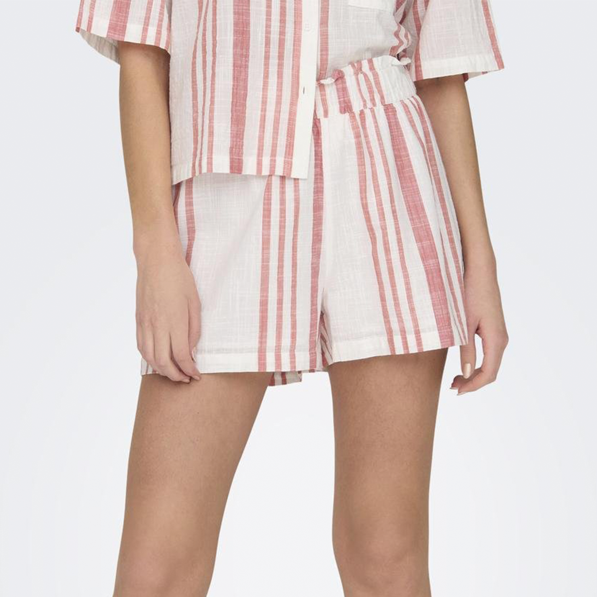 Calções femininos com riscas verticais cor-de-rosa