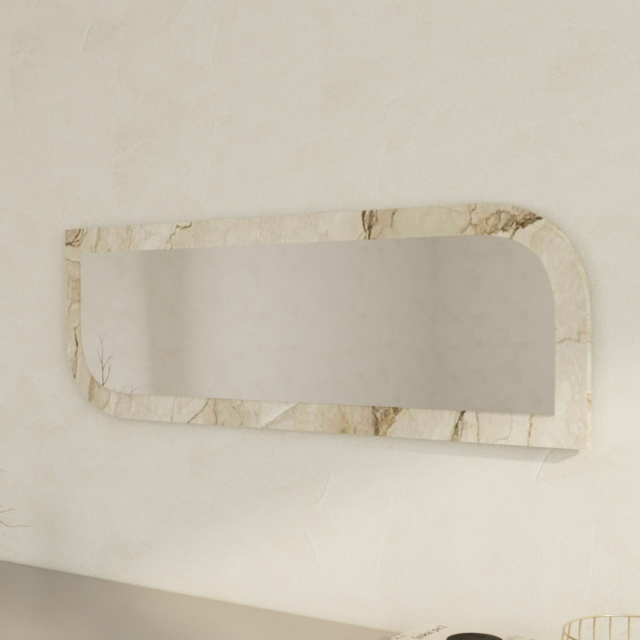 Espelho retangular com moldura de mármore bege na parede