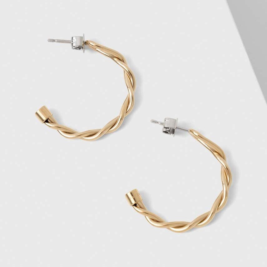 Par de brincos tipo argola torcida dourados com fecho prateado