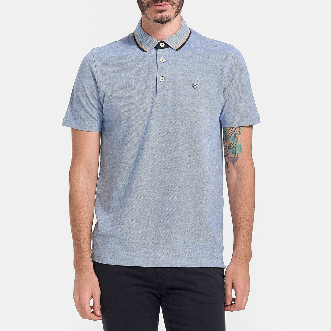 Polo masculino azul claro com gola detalhada e logótipo no peito
