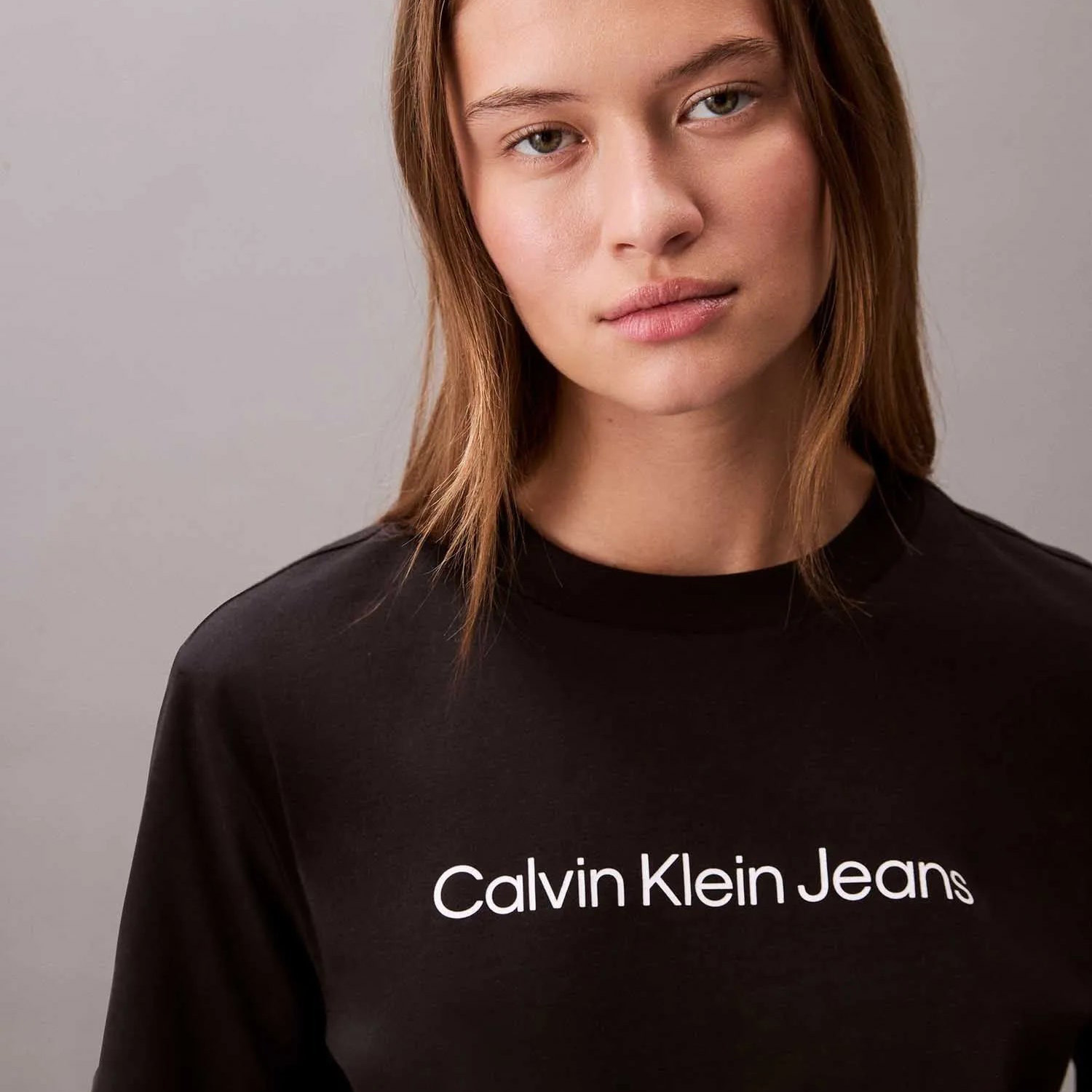 Camisola preta com texto branco Calvin Klein Jeans vista em modelo