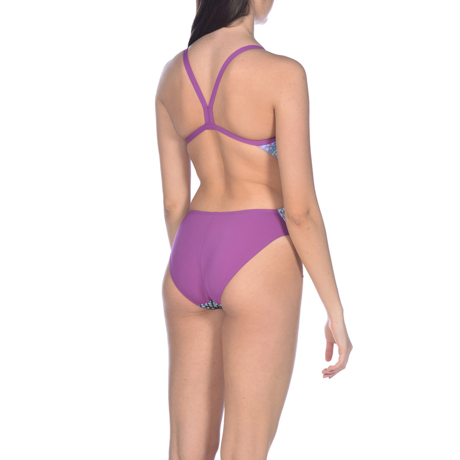 Mulher vista de costas a usar fato de banho de duas peças roxo com alças cruzadas