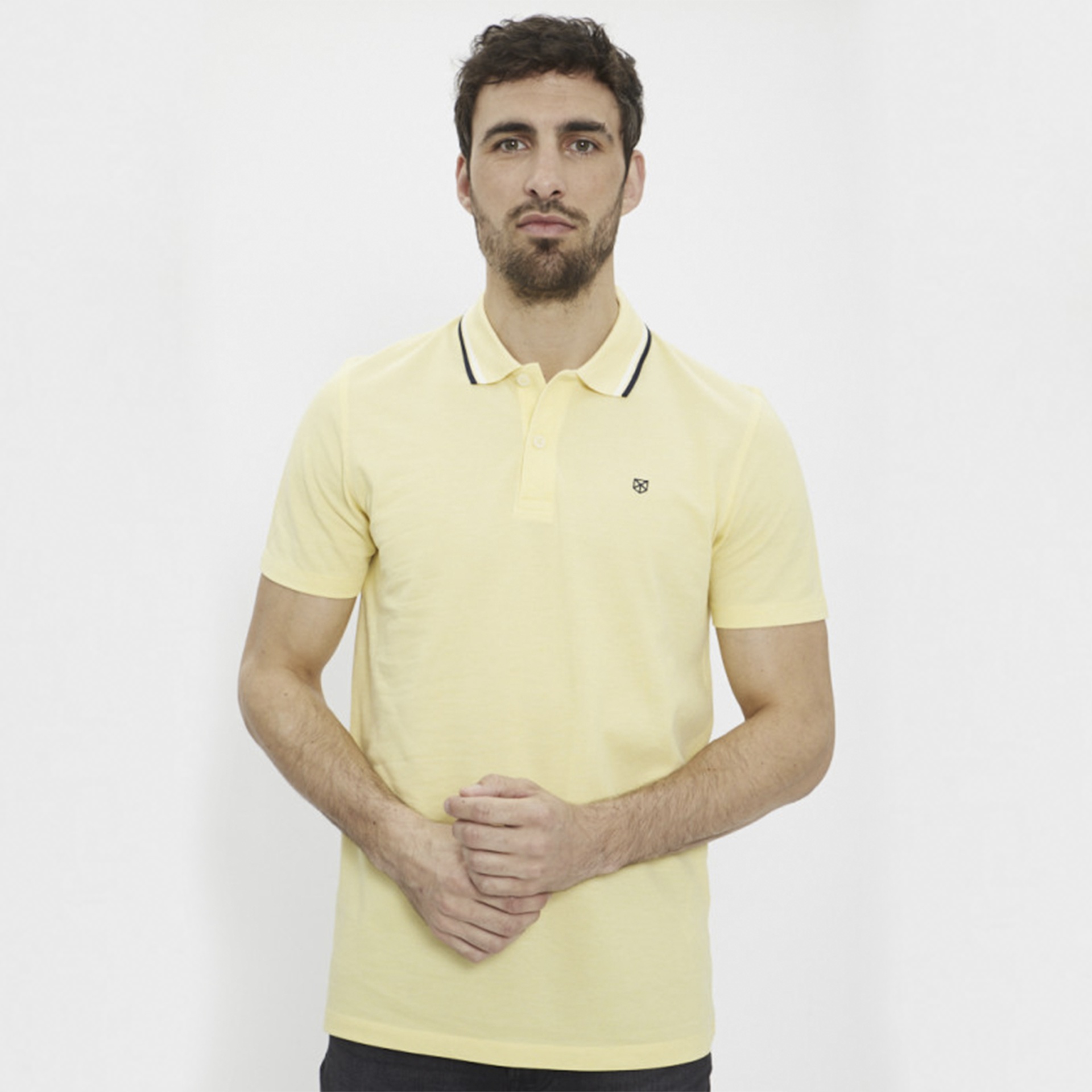 Homem a usar polo amarelo claro com gola ribada preta