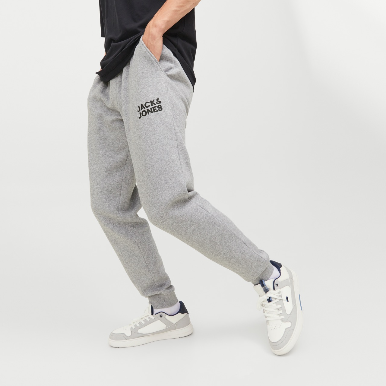 Calças de treino cinza claro Jack & Jones com ténis brancos e pretos