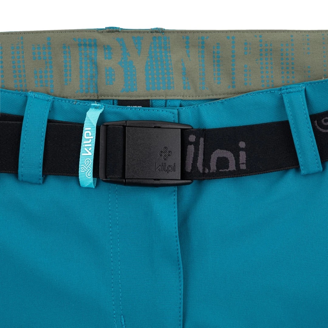Detalhe da cintura de calças azuis com cinto preto e etiqueta Kilpi