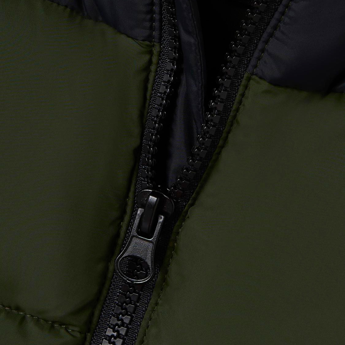 Fecho de correr preto em casaco acolchoado verde e preto