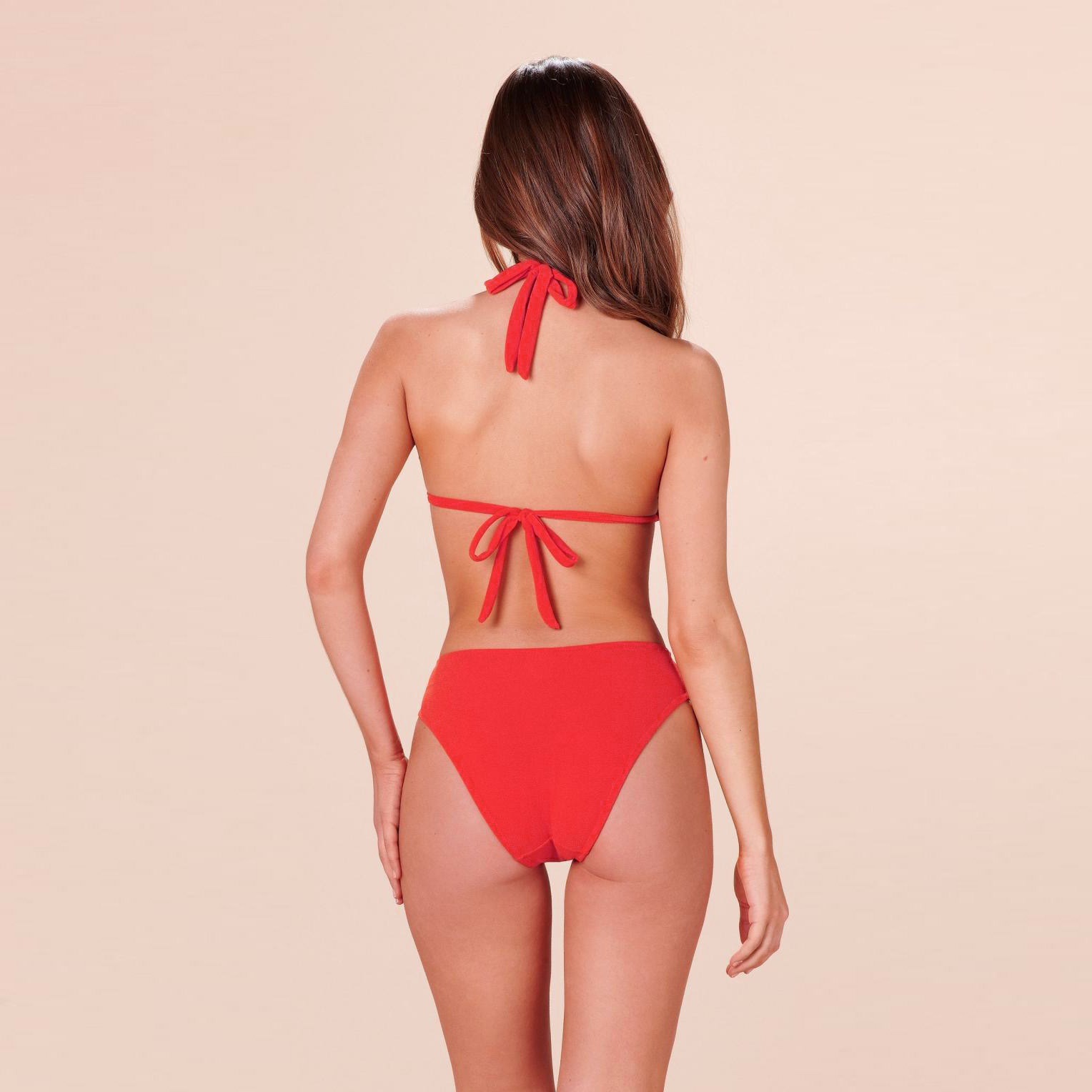 Biquíni vermelho de duas peças visto de trás com top halter e calças cintura alta