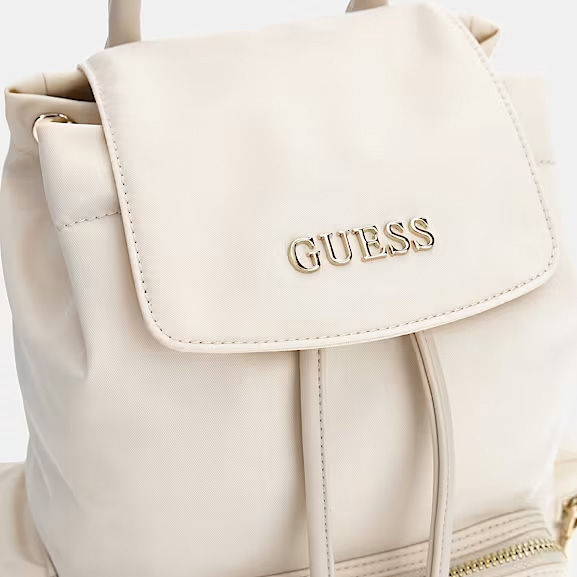 Mochila creme com fecho dourado e logótipo Guess na aba frontal