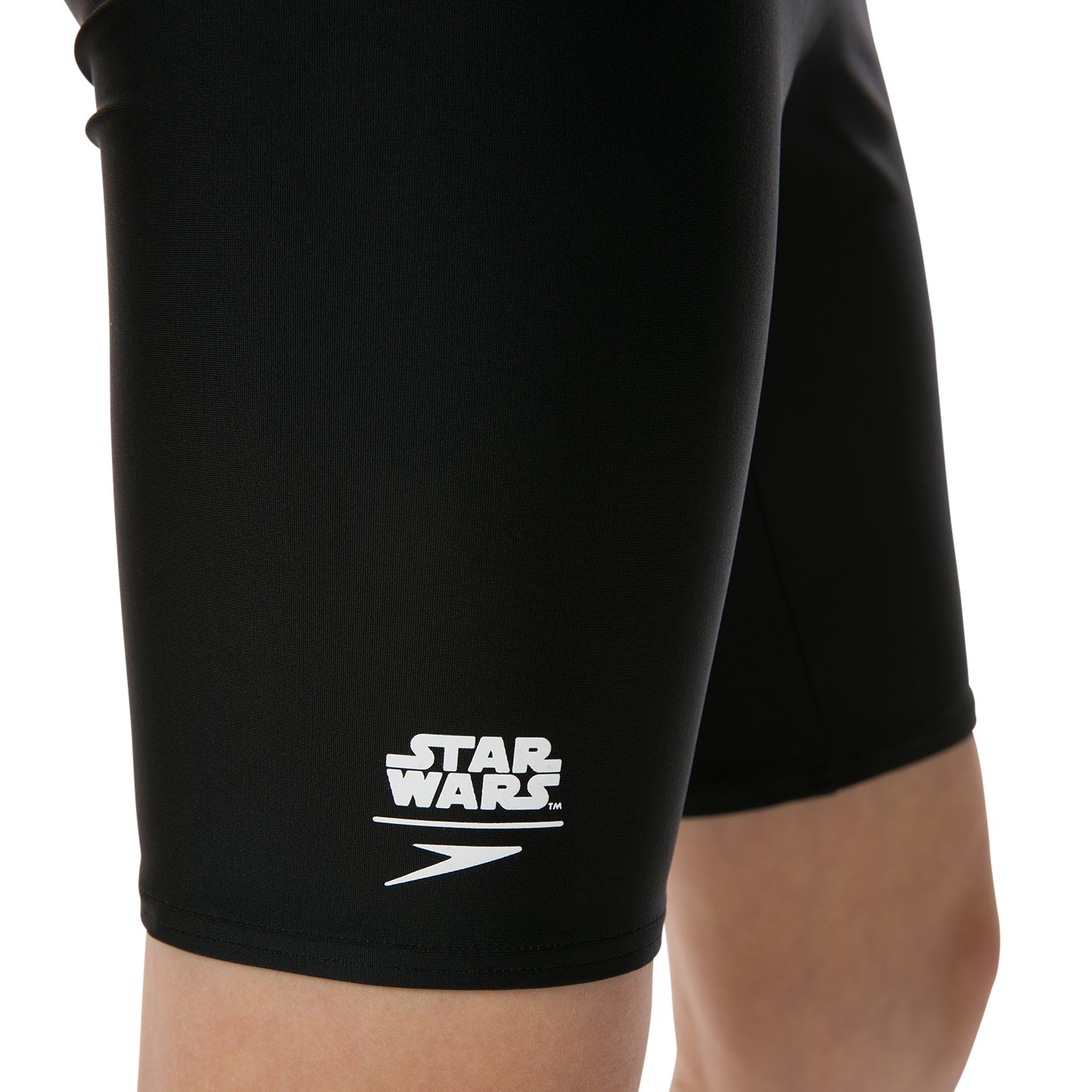 Calções pretos com logotipo STAR WARS branco perto da bainha