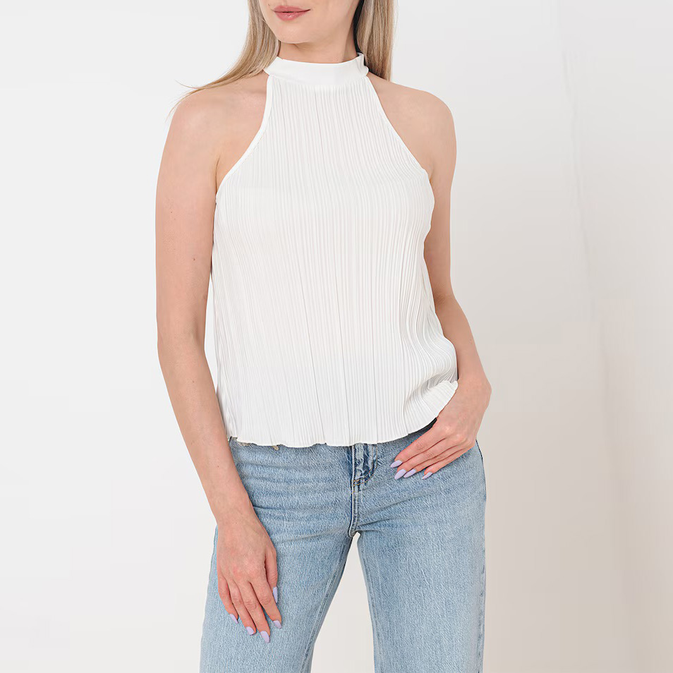 Top feminino branco plissado com gola alta e calças de ganga azuis claras