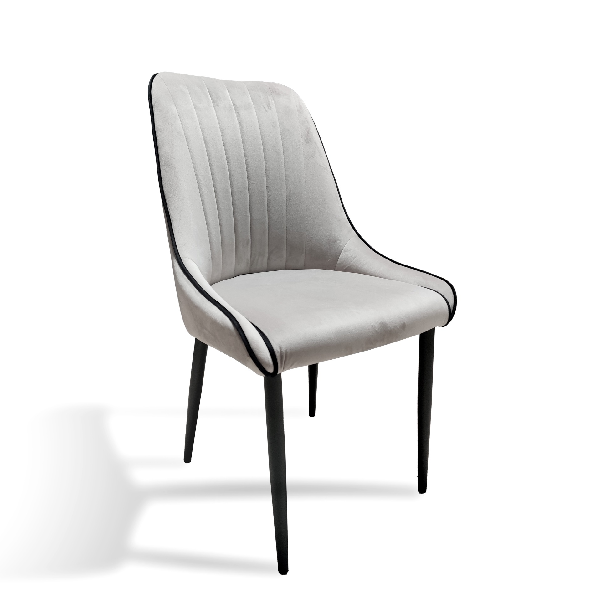 Cadeira cinzenta clara com pernas pretas e detalhe preto nas bordas