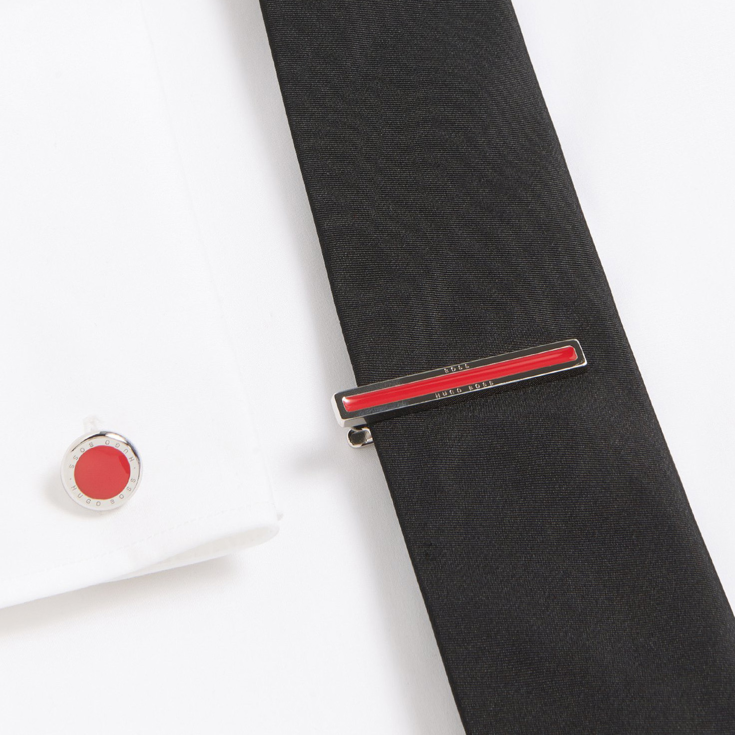 Gravata preta com clip vermelho e punho branco com abotoadura vermelha
