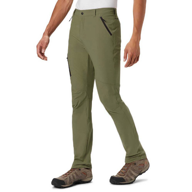 Calças masculinas verdes com bolsos pretos e sapatilhas castanhas