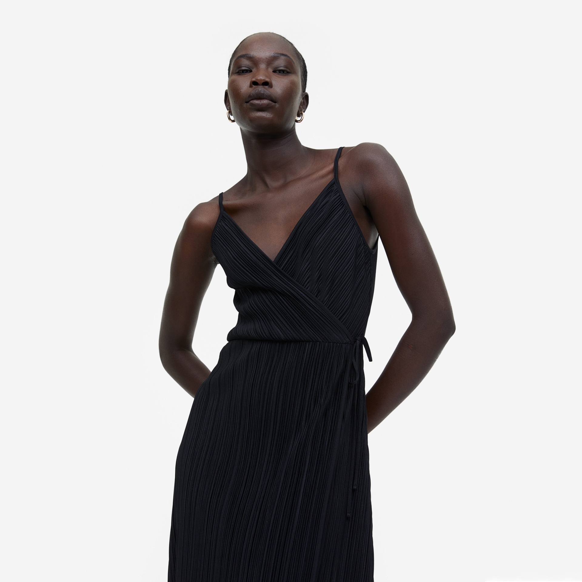 Vestido preto pregueado com alças finas usado por modelo de pele escura