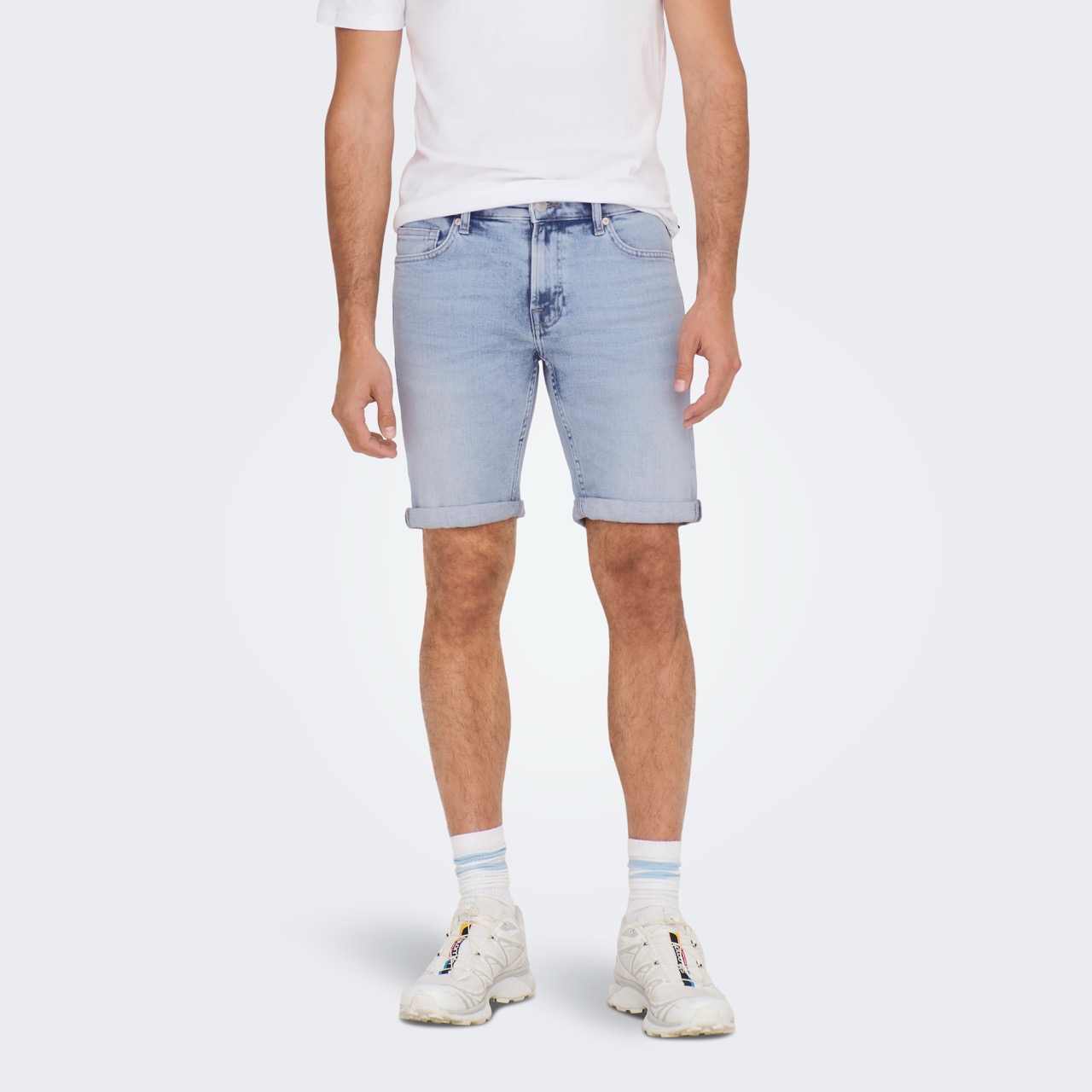 Calções de ganga azuis claros com bainha dobrada