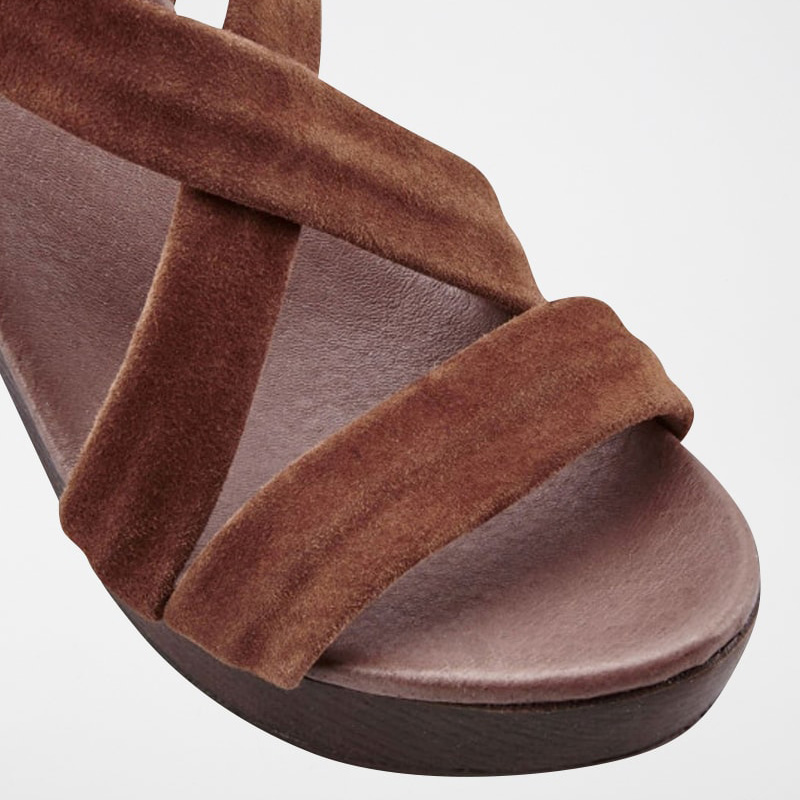 Sandalha castanha com tiras aveludadas cruzadas