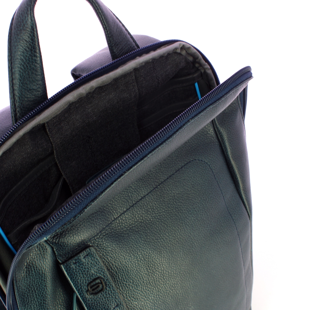 Mala mochila de pele verde escura com fecho azul aberta